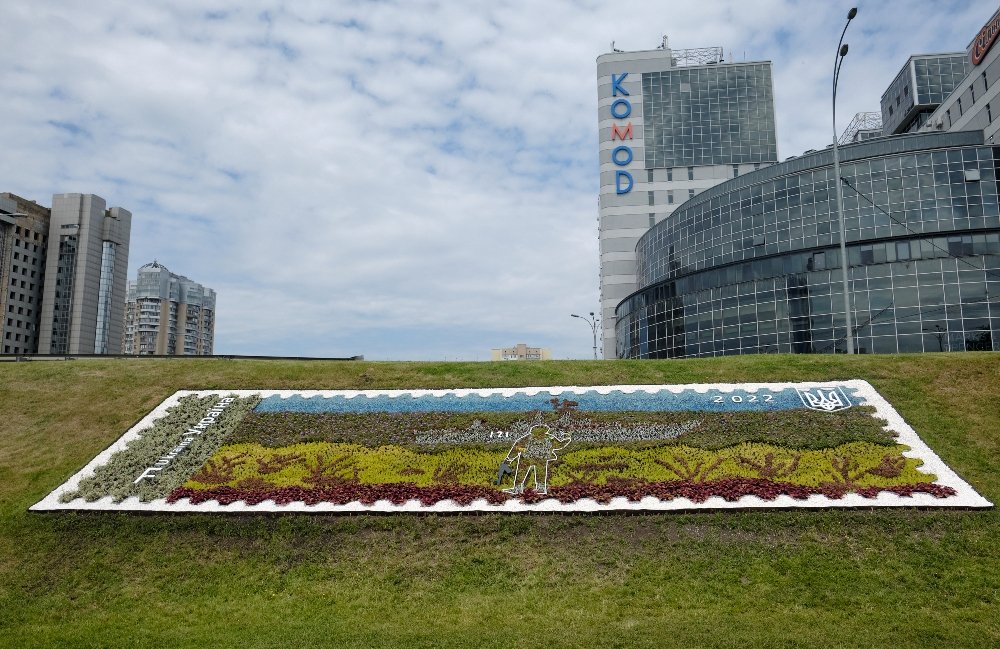 По всему Киеву появятся клумбы в виде марки с украинским военным и русским кораблем 1