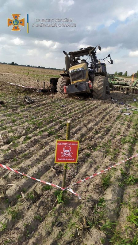 В поле под Киевом трактор подорвался на противотанковой мине 3