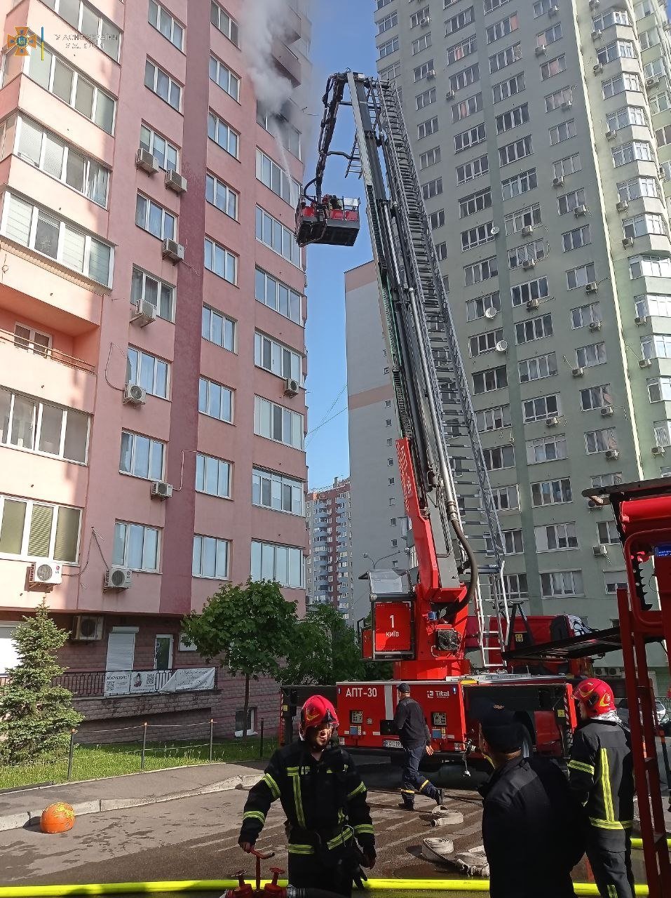 В Голосеевском районе Киева сгорела квартира в многоэтажке 2