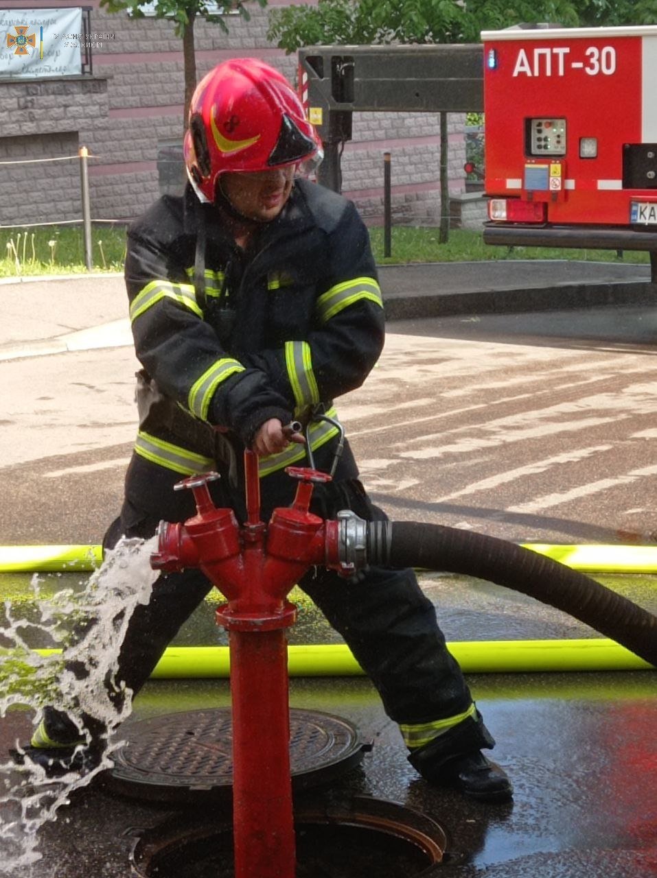 В Голосеевском районе Киева сгорела квартира в многоэтажке 8