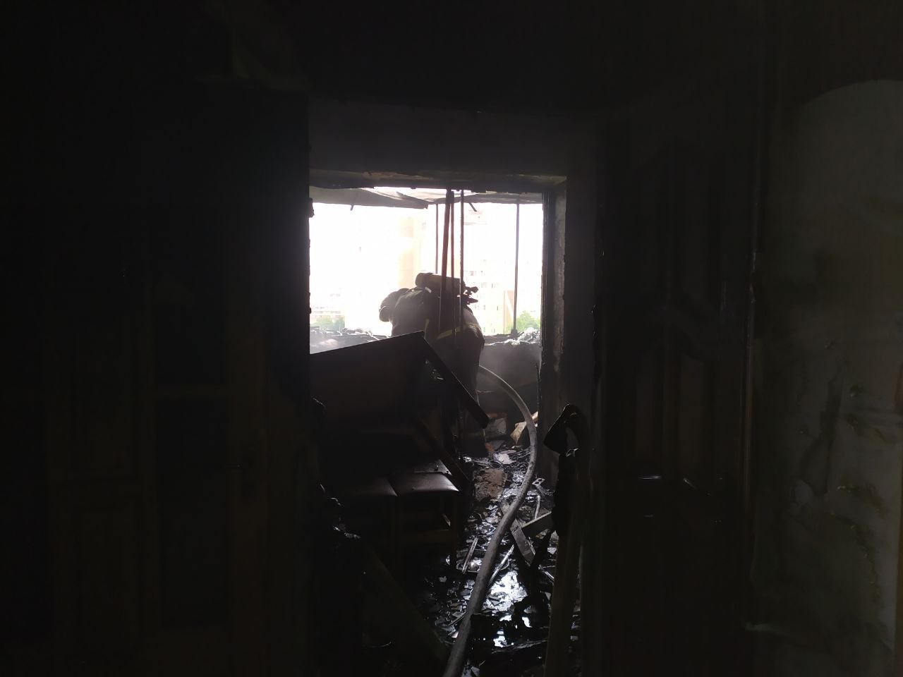 В Киеве во время пожара в многоэтажке спасли женщину 1