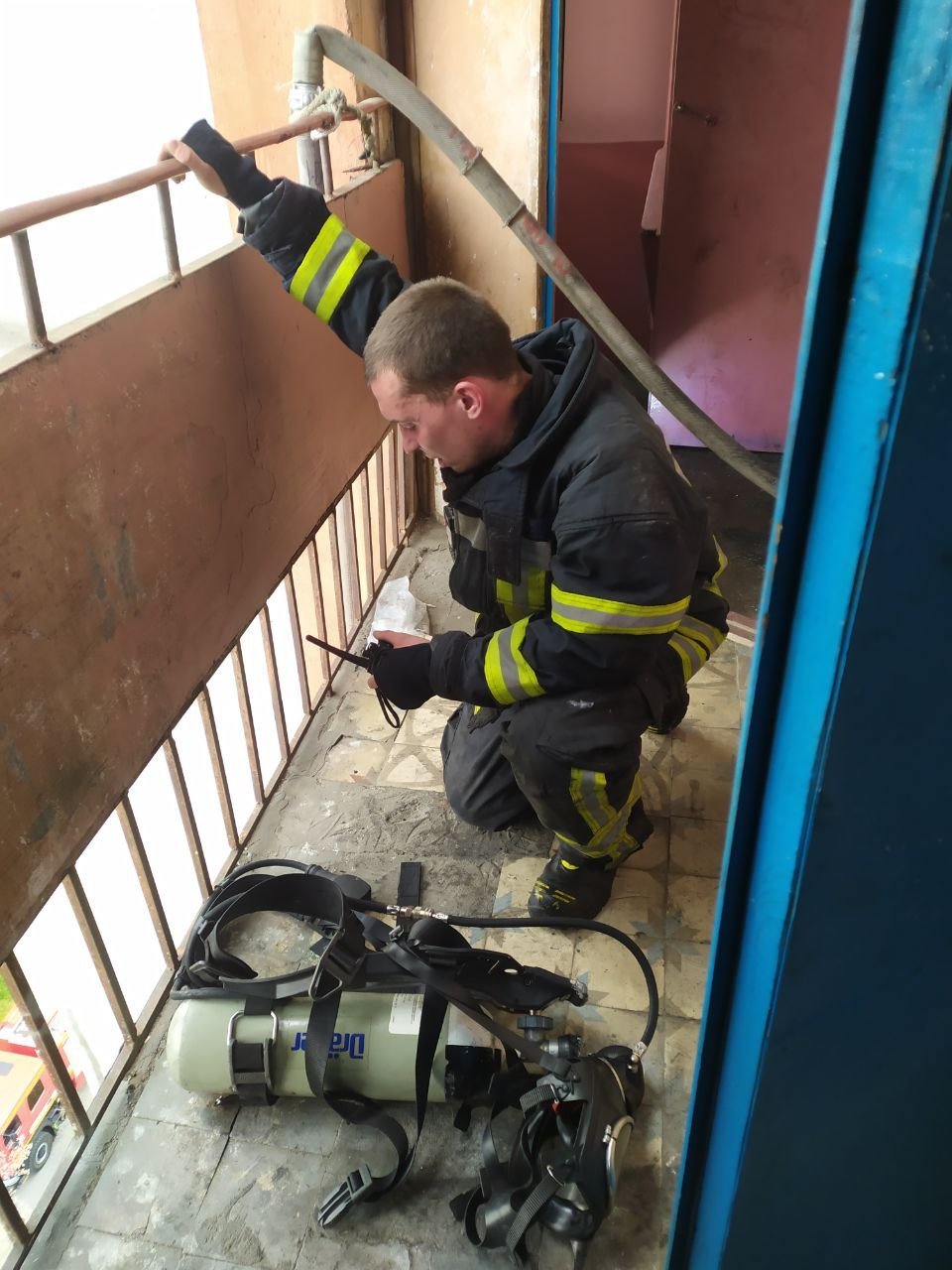 В Киеве во время пожара в многоэтажке спасли женщину 2