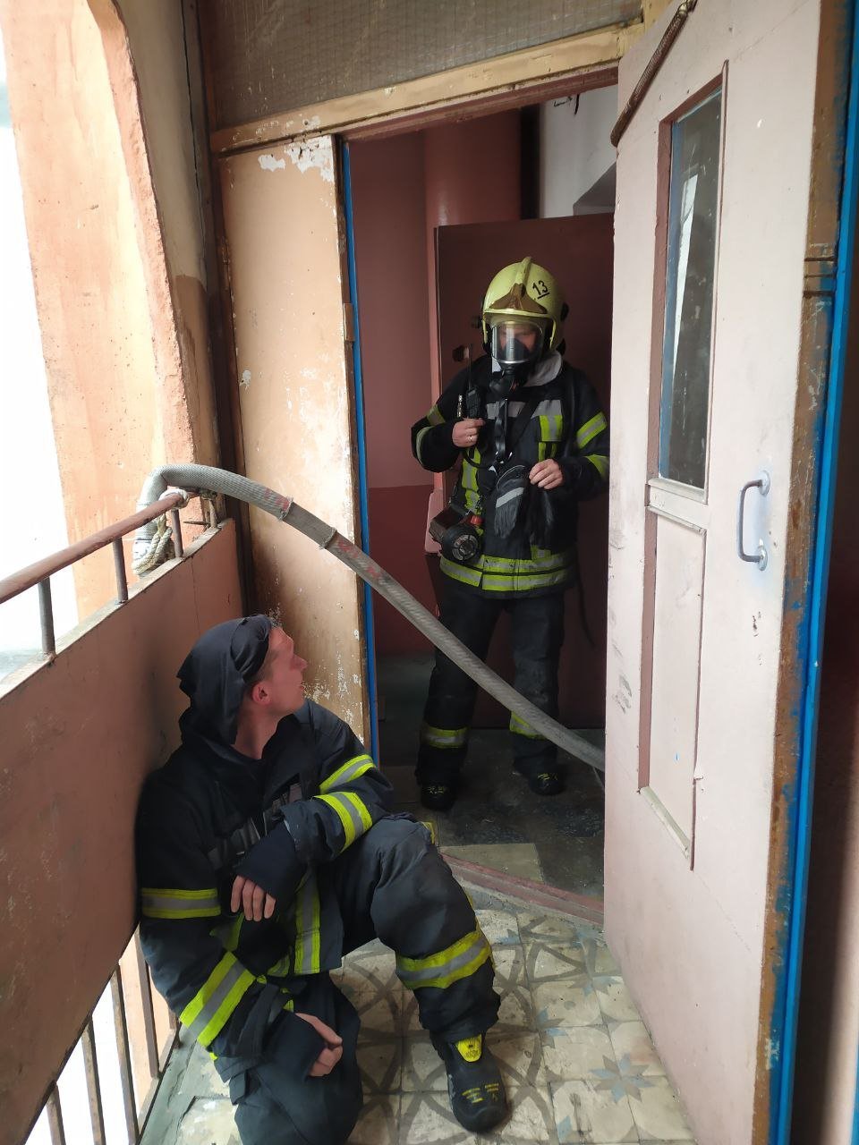 В Киеве во время пожара в многоэтажке спасли женщину 5