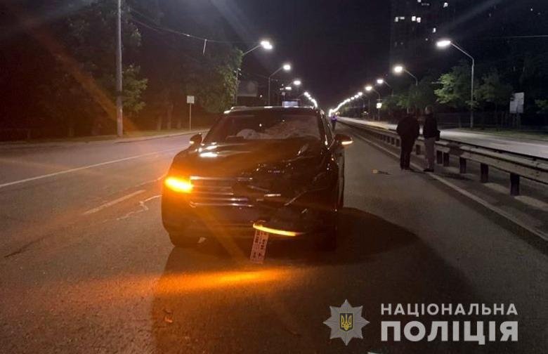 В Киеве Volkswagen сбил мужчину, перебегавшего дорогу: пешеход погиб на месте 1