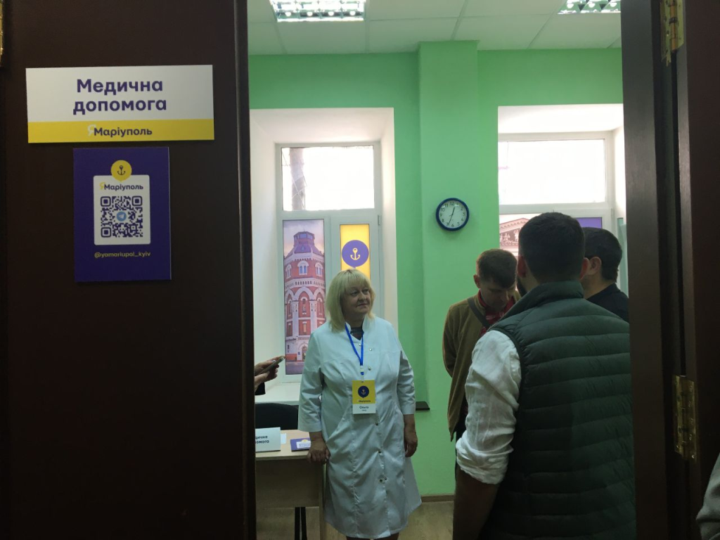 В Киеве открыли гуманитарный центр всесторонней помощи для переселенцев из Мариуполя 1