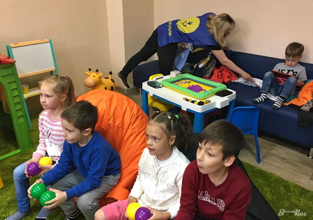 В Киеве открыли гуманитарный центр всесторонней помощи для переселенцев из Мариуполя 2