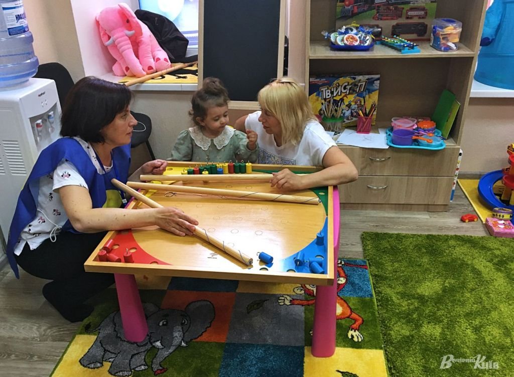 В Киеве открыли гуманитарный центр всесторонней помощи для переселенцев из Мариуполя 3