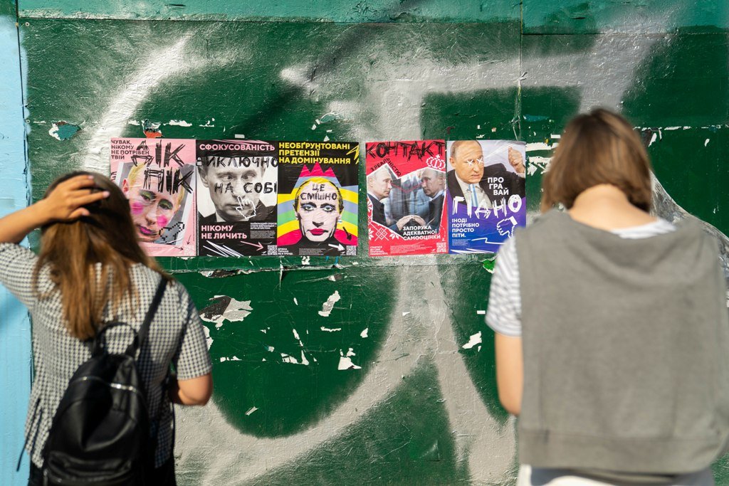 На улицах Киева появились плакаты с Путиным: кто и зачем их расклеил 3