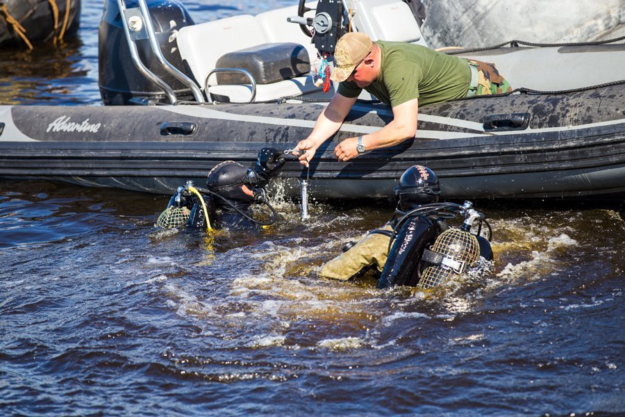 Из Киевского моря достали сбитый русский вертолет с экипажем: видео 1