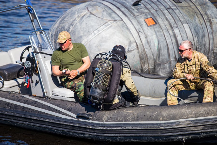 Из Киевского моря достали сбитый русский вертолет с экипажем: видео 3