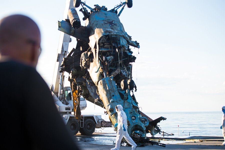 Из Киевского моря достали сбитый русский вертолет с экипажем: видео 5