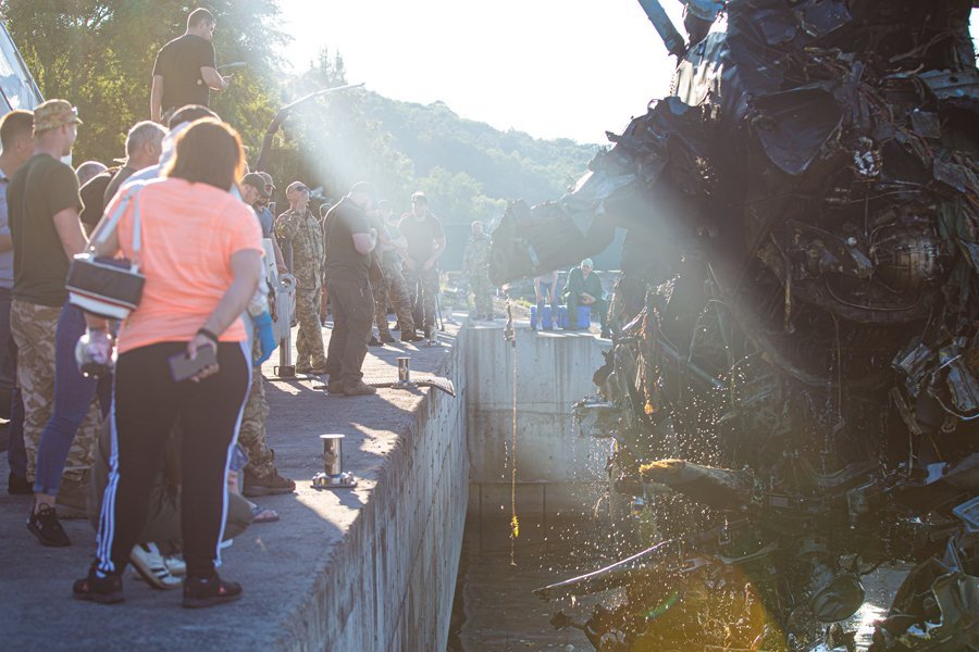 Из Киевского моря достали сбитый русский вертолет с экипажем: видео 6