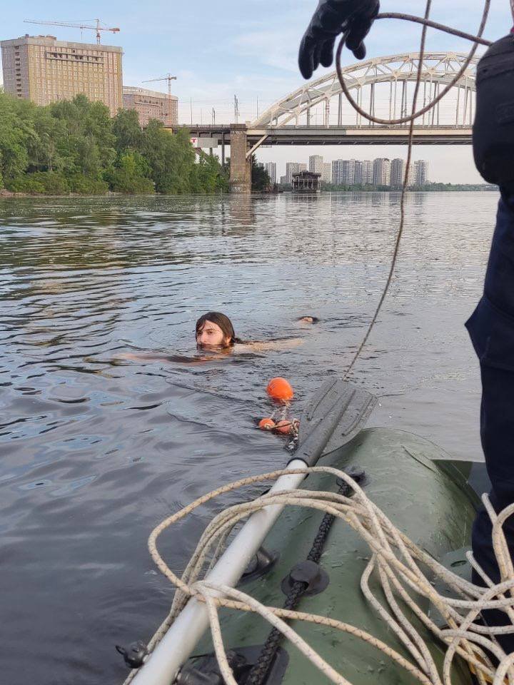 В Киеве спасли мужчину, который хотел переплыть Днепр, но не смог 2