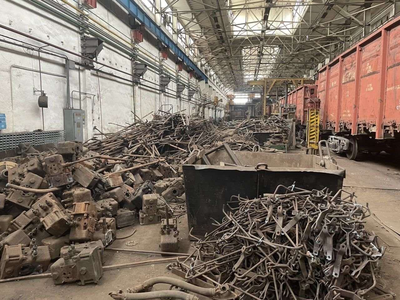 В Киеве продолжают разбирать завалы после ракетных ударов по ДВРЗ 1