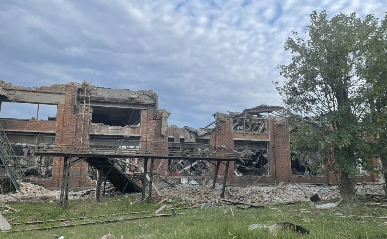 В Киеве продолжают разбирать завалы после ракетных ударов по ДВРЗ 2