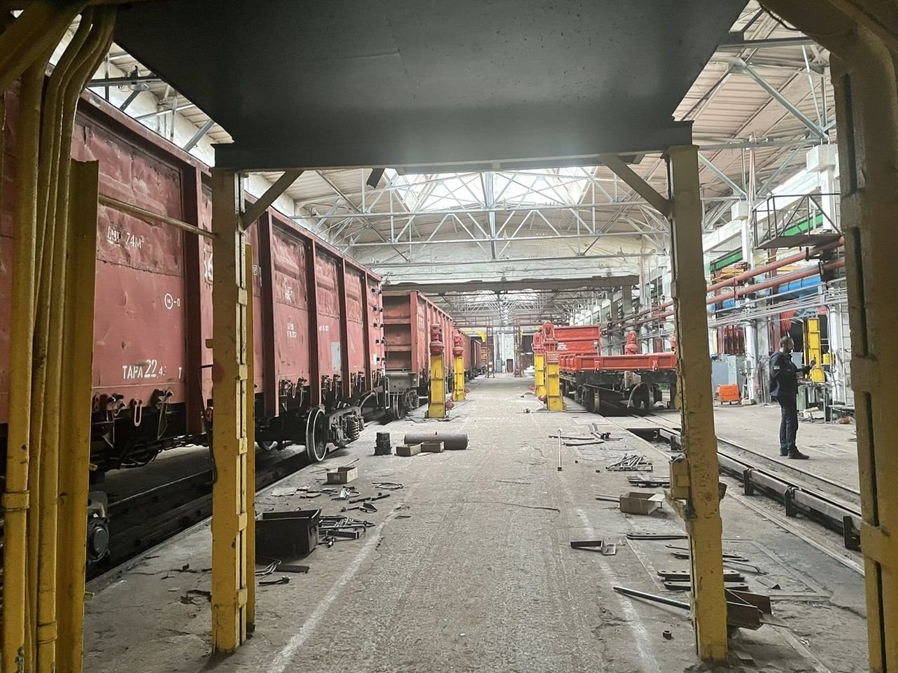 В Киеве продолжают разбирать завалы после ракетных ударов по ДВРЗ 3