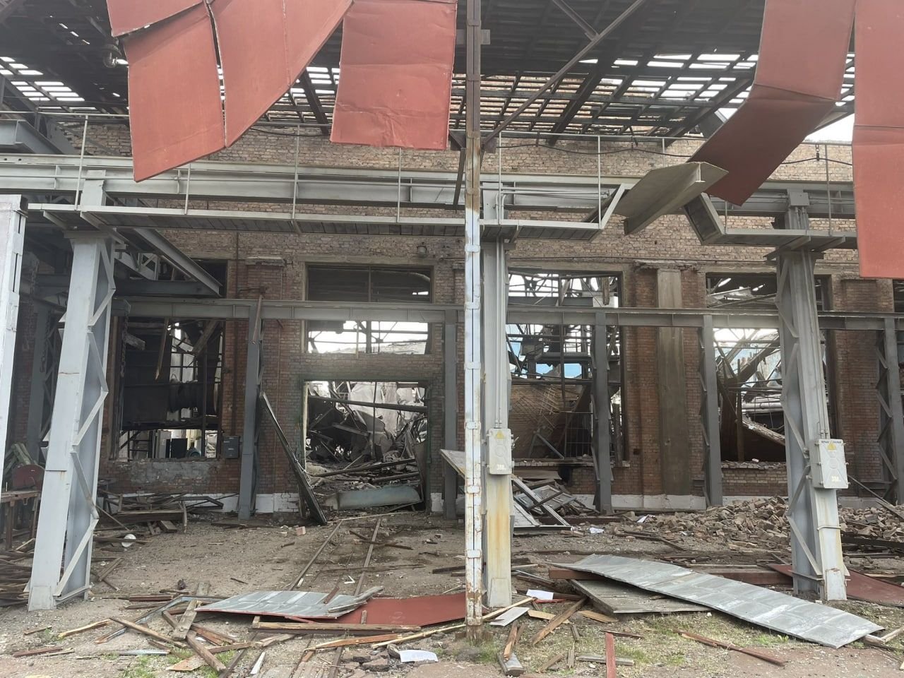 В Киеве продолжают разбирать завалы после ракетных ударов по ДВРЗ 4