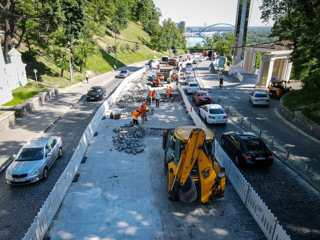 В Киеве на Владимирском спуске начались масштабные ремонтные работы 1