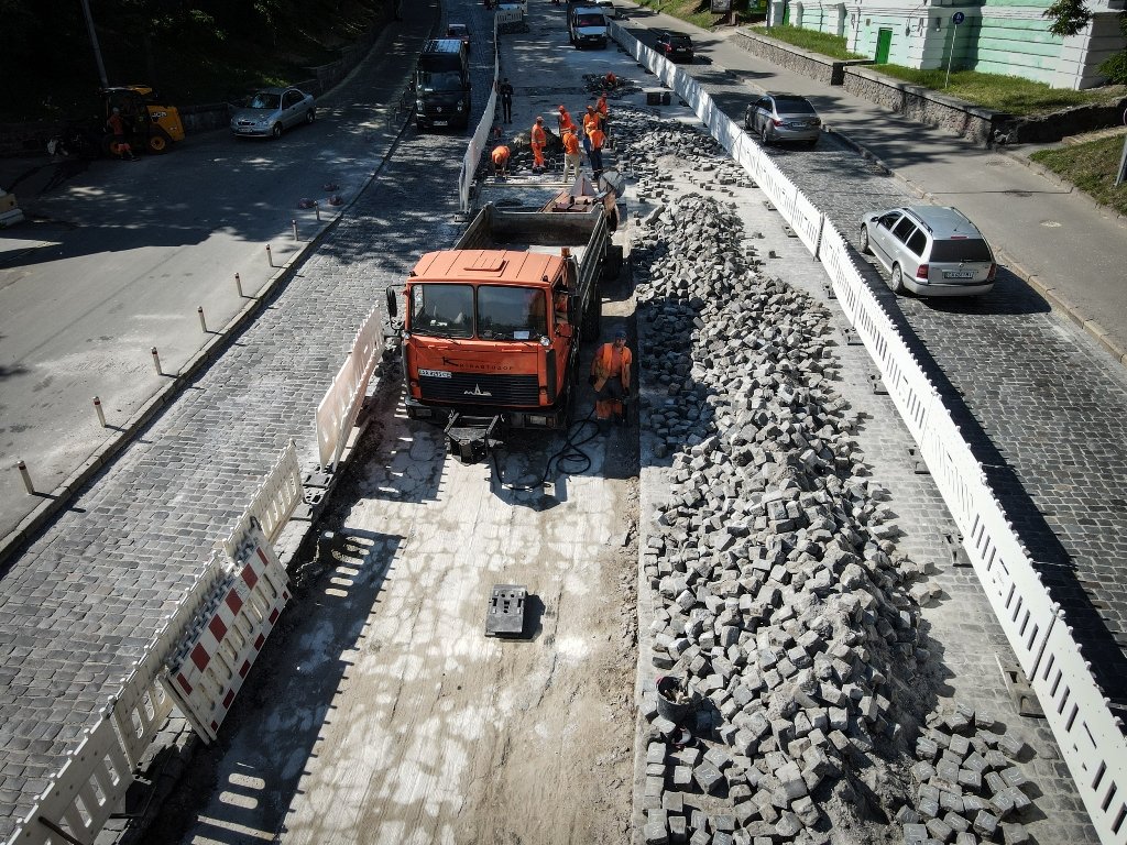 В Киеве на Владимирском спуске начались масштабные ремонтные работы 3