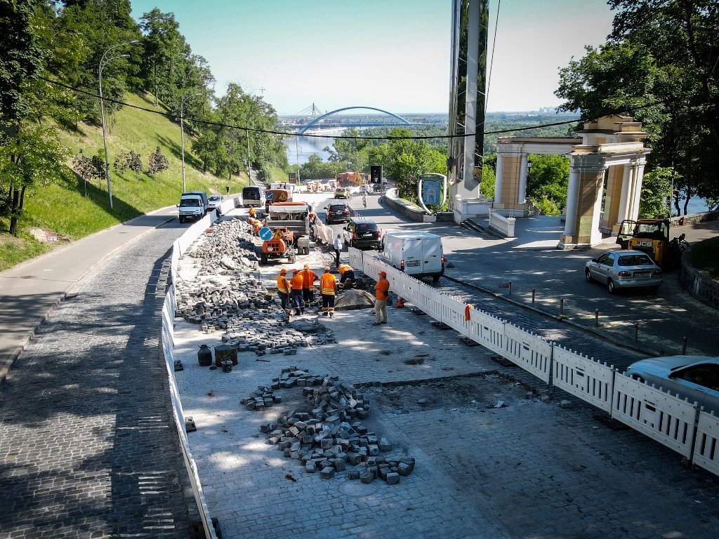 В Киеве на Владимирском спуске начались масштабные ремонтные работы 9