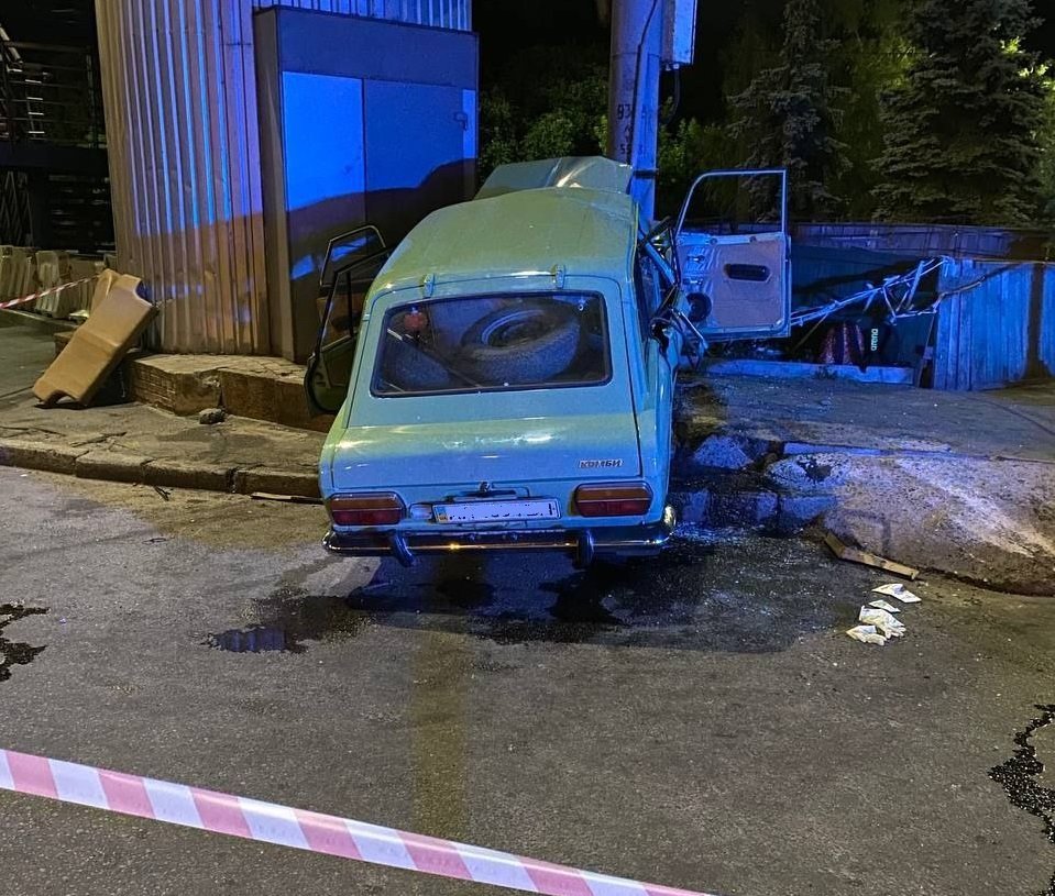 В Киеве из-за ДТП "Москвич" влетел в столб: в машине зажало женщину 1