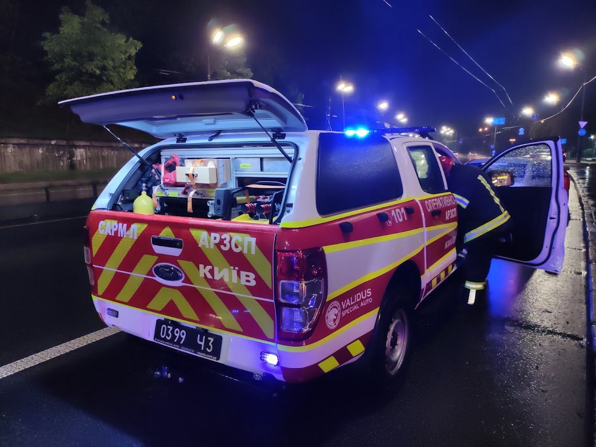 В Киеве из-за ДТП "Москвич" влетел в столб: в машине зажало женщину 2