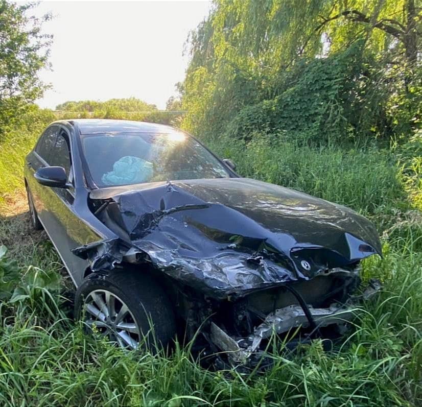 Под Киевом столкнулись Renault и Mercedes: есть погибшие и пострадавшие 2