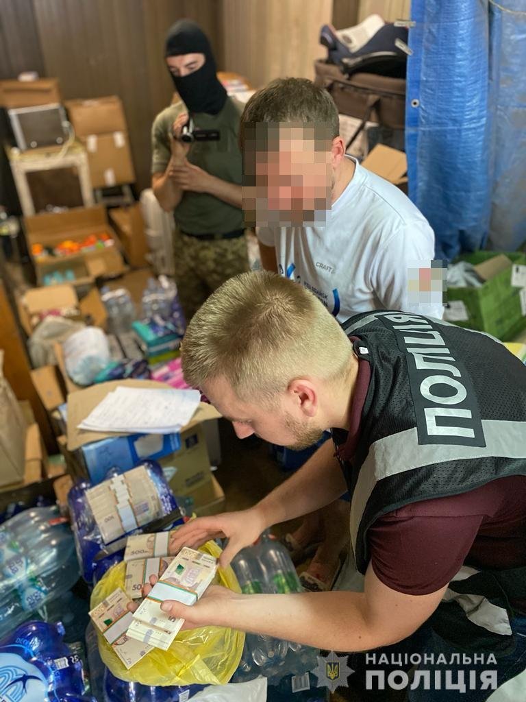 В Киеве задержали псевдоволонтера за продажу гуманитарки: мошенник заработал полмиллиона гривен 1