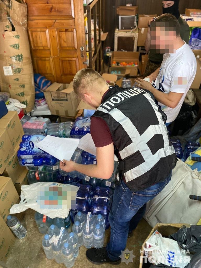 В Киеве задержали псевдоволонтера за продажу гуманитарки: мошенник заработал полмиллиона гривен 2
