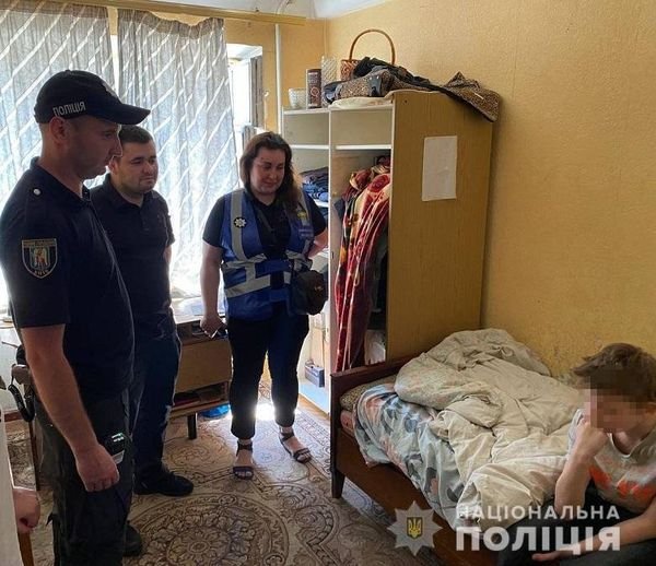 В Киеве полицейские забрали младенца у неблагополучной семьи 1