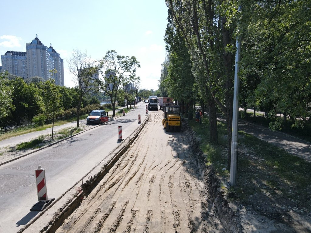 В Киеве на Русановке дорожники возобновили ремонтные работы 1