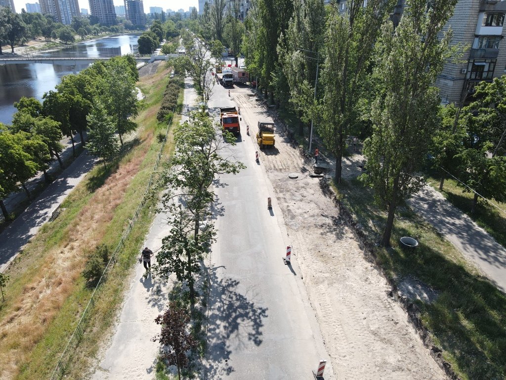 В Киеве на Русановке дорожники возобновили ремонтные работы 3