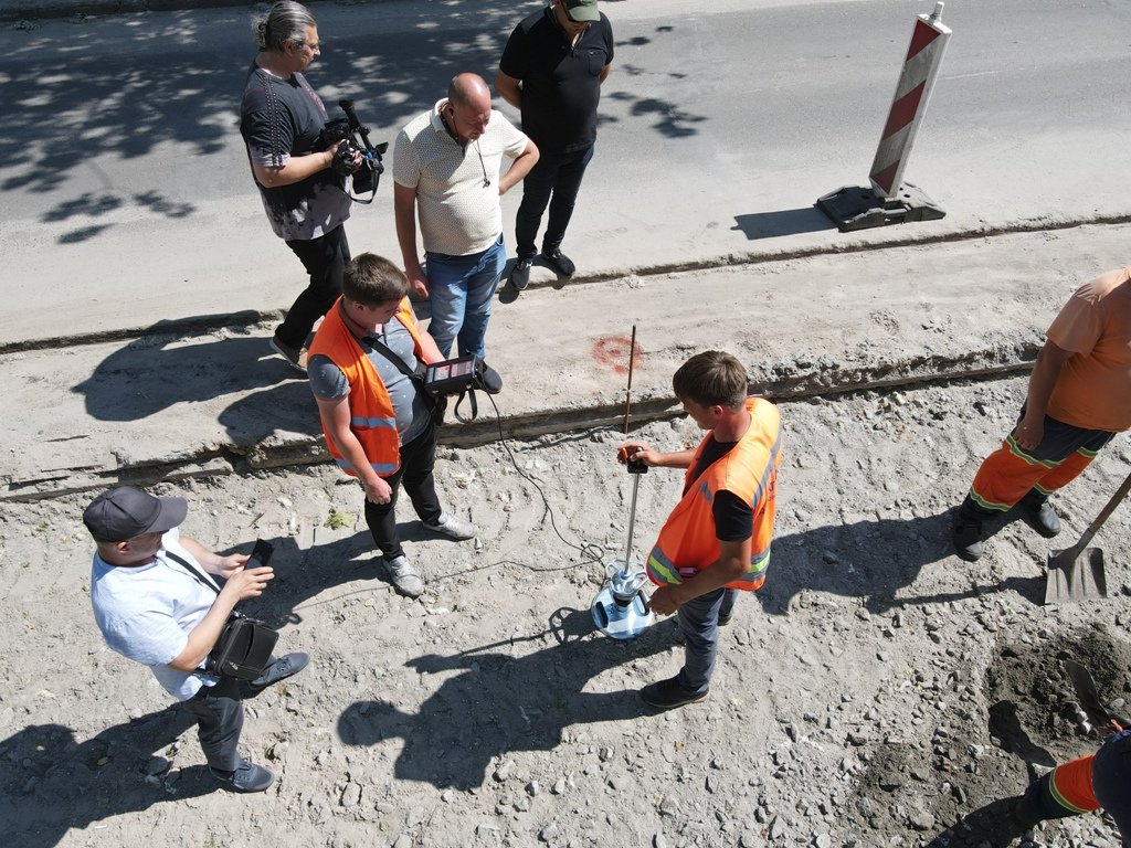 В Киеве на Русановке дорожники возобновили ремонтные работы 4