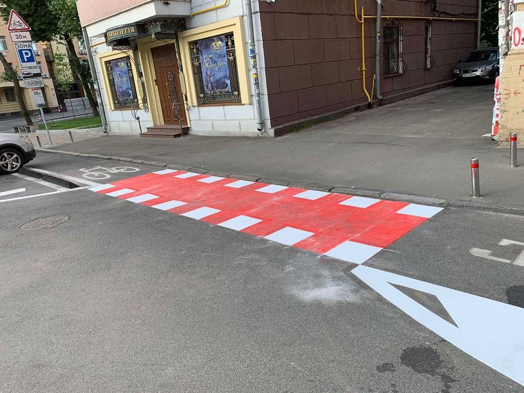 В Киеве обновляют дорожную разметку и красят велодорожки 1