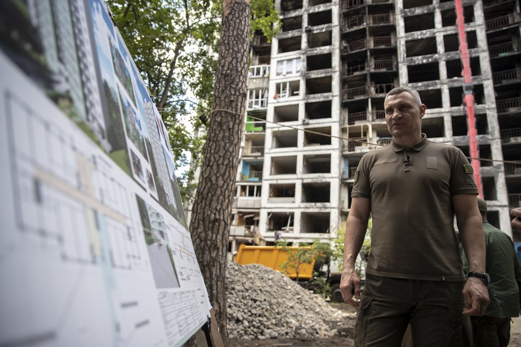 Как сейчас выглядит сгоревший от ракетного удара дом в Святошинском районе и когда его восстановят 1