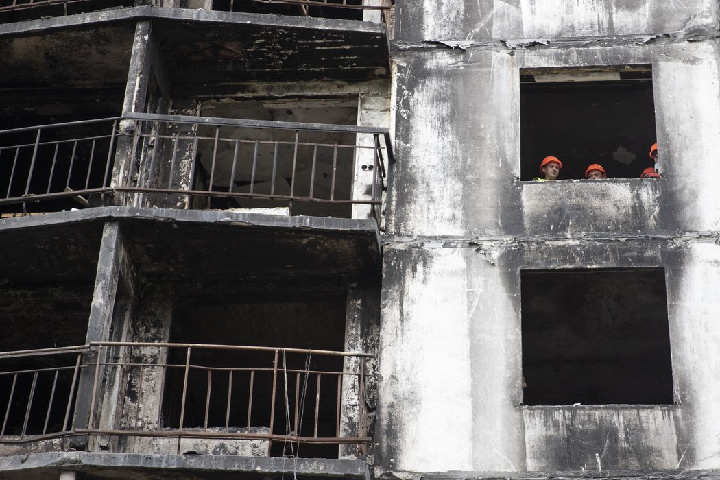 Как сейчас выглядит сгоревший от ракетного удара дом в Святошинском районе и когда его восстановят 2