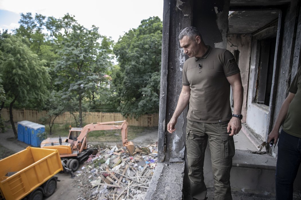 Как сейчас выглядит сгоревший от ракетного удара дом в Святошинском районе и когда его восстановят 4