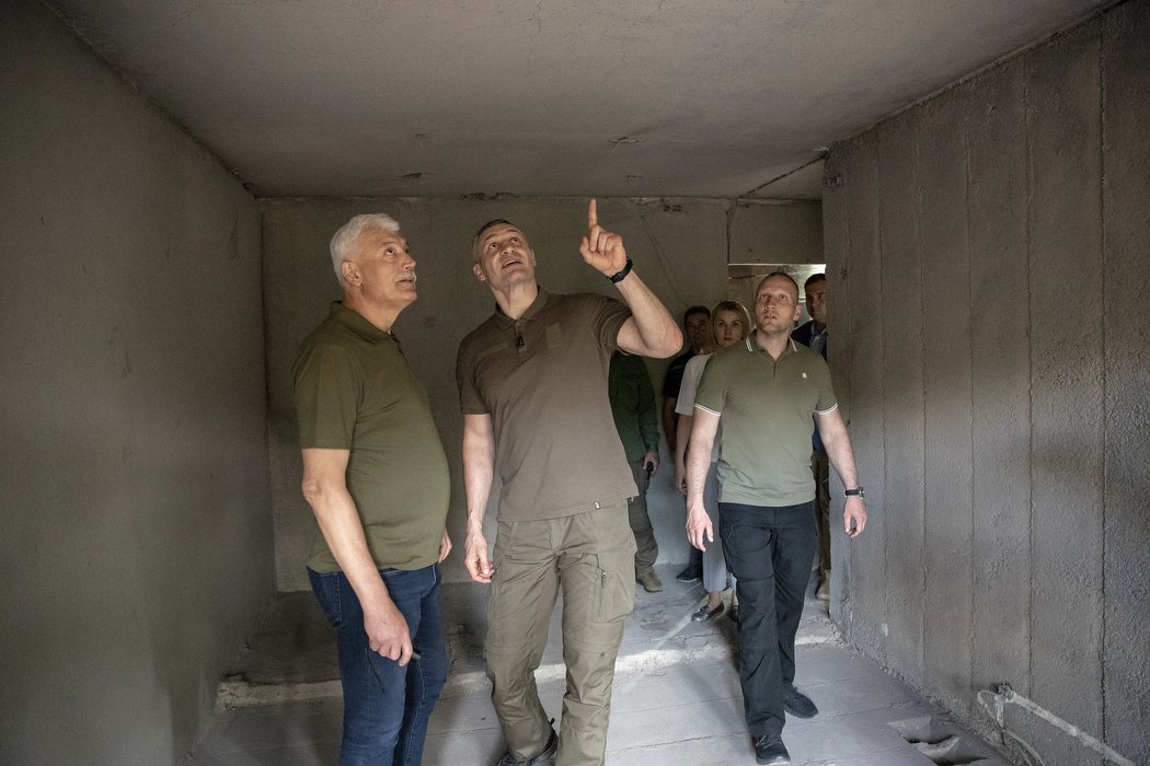 Как сейчас выглядит сгоревший от ракетного удара дом в Святошинском районе и когда его восстановят 5