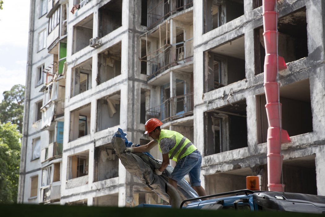 Как сейчас выглядит сгоревший от ракетного удара дом в Святошинском районе и когда его восстановят 6