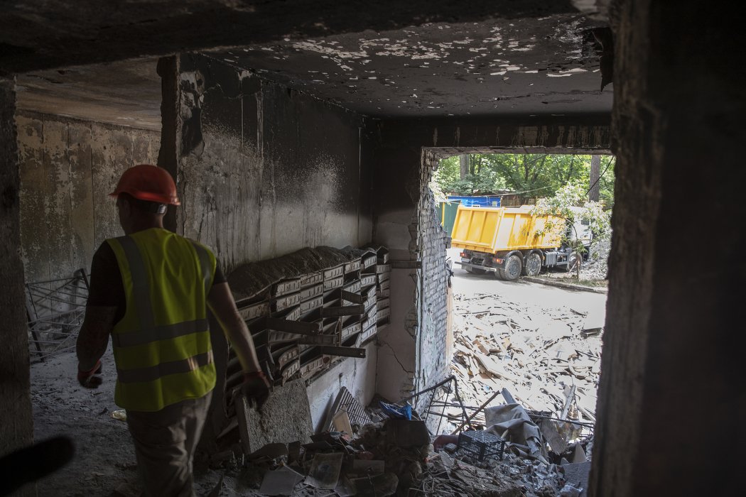 Как сейчас выглядит сгоревший от ракетного удара дом в Святошинском районе и когда его восстановят 10