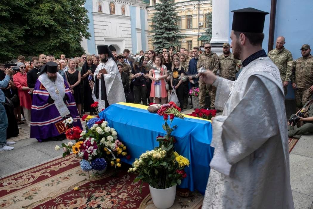 В Киеве попрощались с погибшим на войне активистом Романом Ратушным. Фото 1