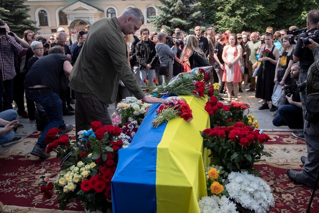 В Киеве попрощались с погибшим на войне активистом Романом Ратушным. Фото 2