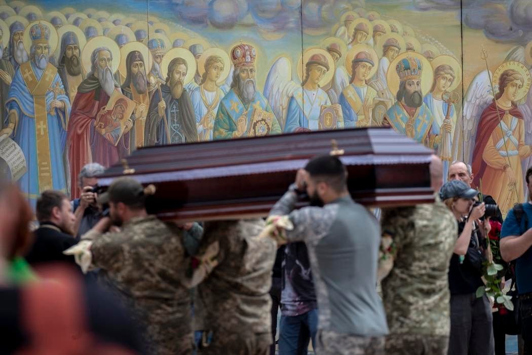 В Киеве попрощались с погибшим на войне активистом Романом Ратушным. Фото 3