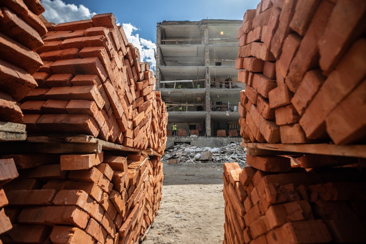 Как сейчас выглядит дом в Подольском районе Киева, у которого обрушилась стена после ракетного обстрела 1