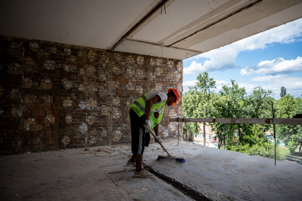 Как сейчас выглядит дом в Подольском районе Киева, у которого обрушилась стена после ракетного обстрела 2