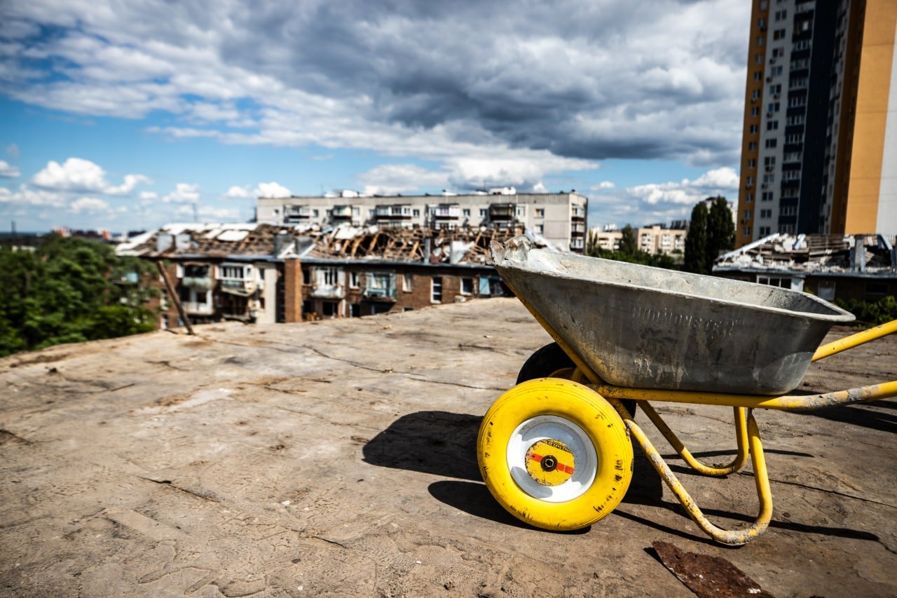 Как сейчас выглядит дом в Подольском районе Киева, у которого обрушилась стена после ракетного обстрела 3