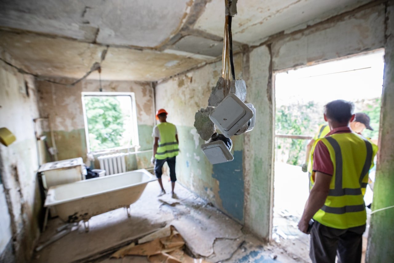 Как сейчас выглядит дом в Подольском районе Киева, у которого обрушилась стена после ракетного обстрела 9