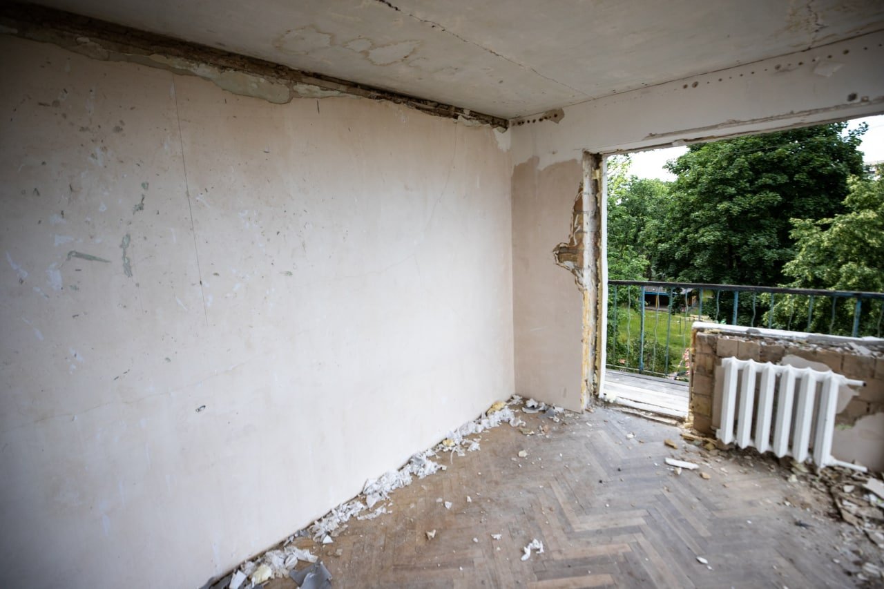 Как сейчас выглядит дом в Подольском районе Киева, у которого обрушилась стена после ракетного обстрела 10