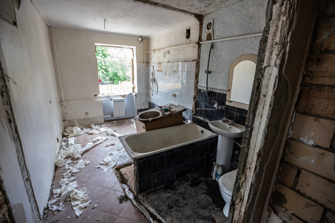 Как сейчас выглядит дом в Подольском районе Киева, у которого обрушилась стена после ракетного обстрела 11