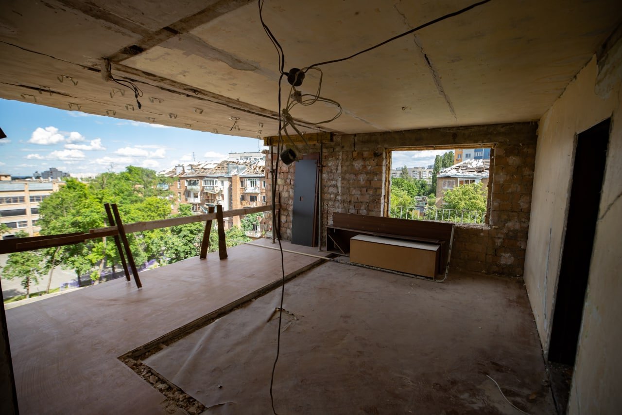 Как сейчас выглядит дом в Подольском районе Киева, у которого обрушилась стена после ракетного обстрела 12